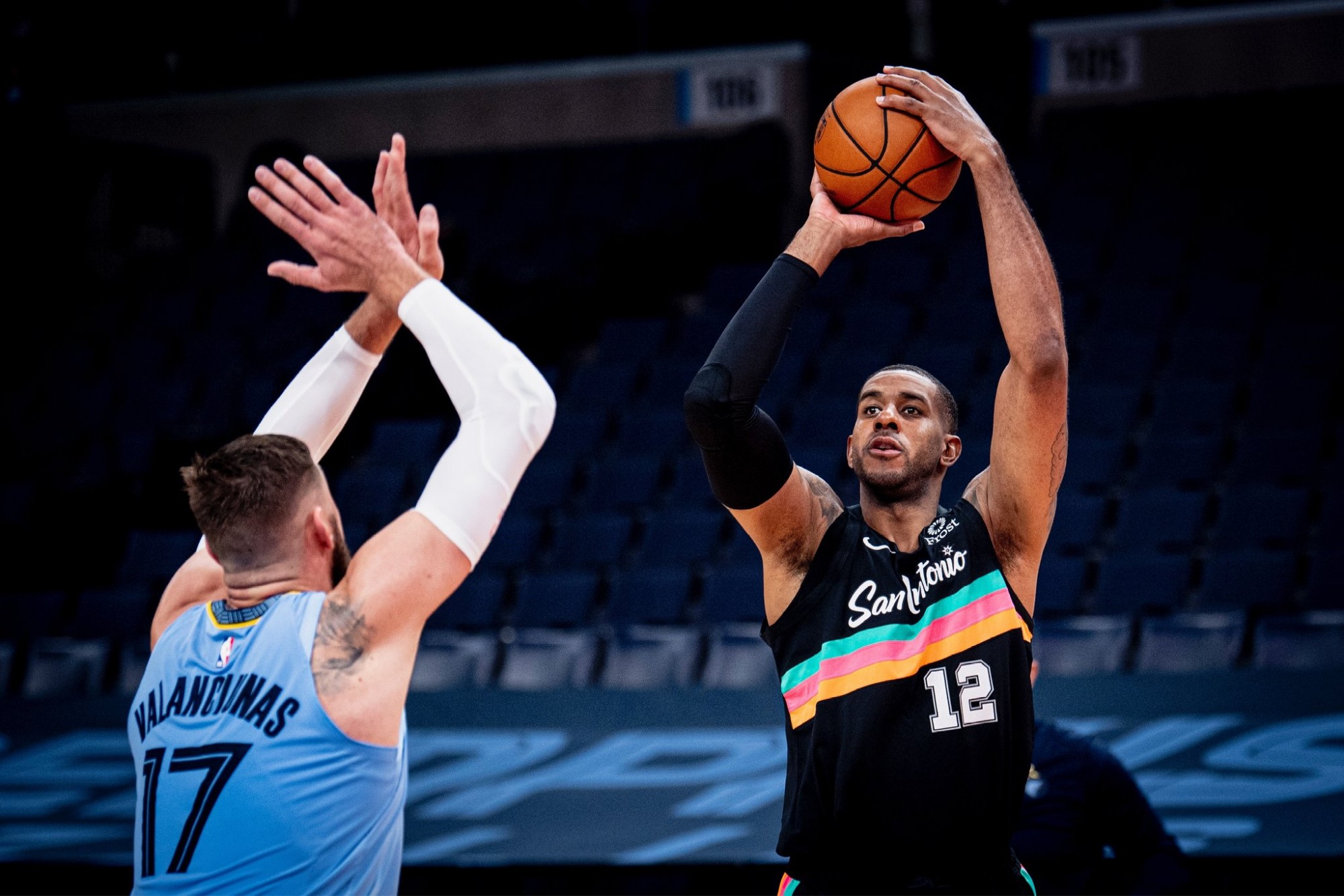 皮特森48分新疆取4连胜 林庭谦16分天津3连败