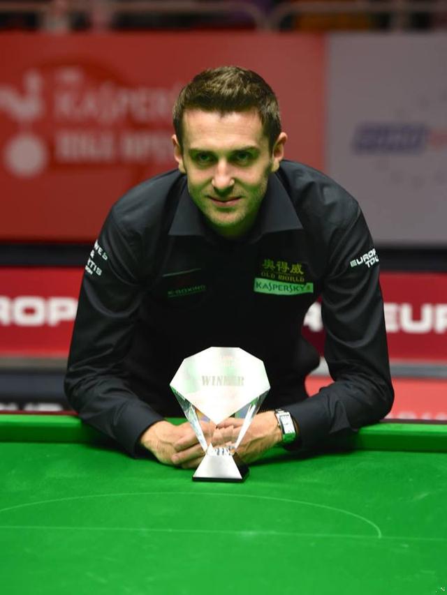 世体：巴萨周六的训练强度很大，弗里克取消了下午的训练