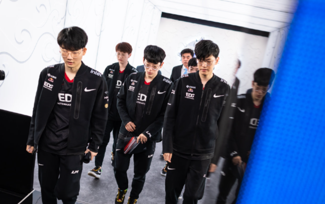 顿却因场上 顿却因场上